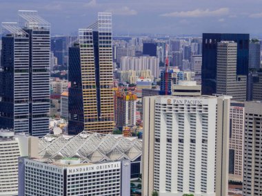 Singapur - 6 Şubat 2023: Marina Körfezi Kumları 'nın tepesinden şehir merkezinin havadan görünüşü.