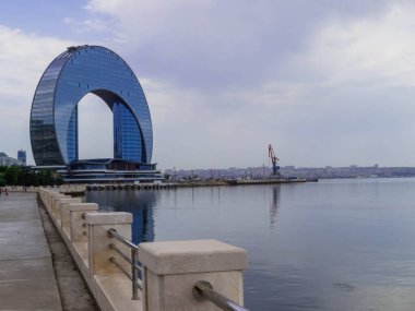 Arka planda Yarım Ay Oteli olan Hazar Denizi 'ndeki gezinti manzarası