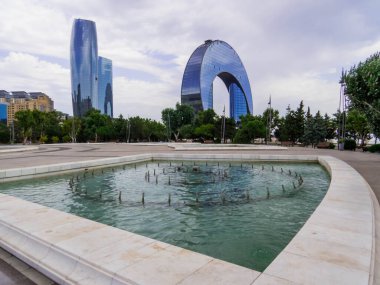 Özgürlük Meydanı 'ndaki çeşmenin manzarası. Arka planda Yarım Ay Oteli var.