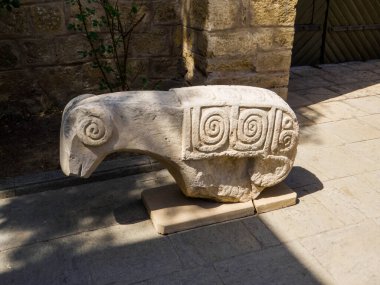 Bakü, Azerbaycan 'daki Shirvanshahlar Sarayı' nda keçi heykeli