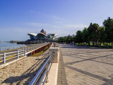 Denizkenari Milli Parkı Bulvarı manzarası. Arka planda Deniz Mall var. Bakü, Azerbaycan 'da