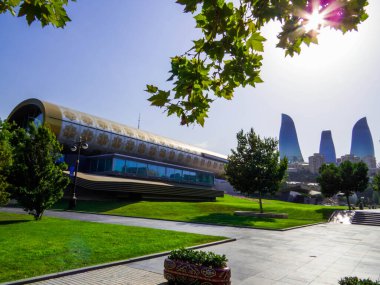 Azerbaycan Halı Müzesi (solda) ve Alev Kuleleri (sağda, arka planda) manzarası. Bakü, Azerbaycan 'da