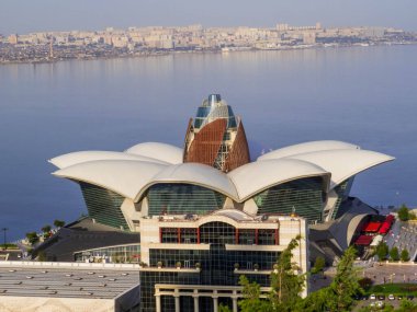 Arka planda Hazar Denizi olan Deniz Alışveriş Merkezi 'nin havadan görüntüsü. Bakü, Azerbaycan 'da