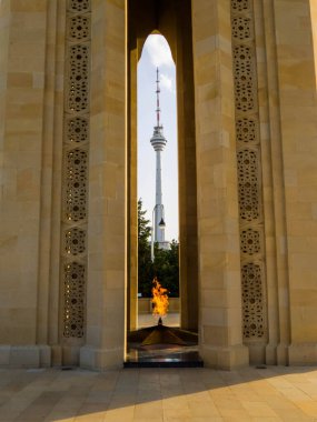 Arka planda televizyon kulesi olan Shahidlar Anıtı manzarası. Bakü, Azerbaycan 'daki Highland Park' ta.