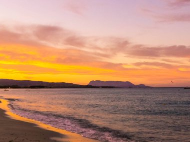 Budoni, Sardinya, İtalya 'da inanılmaz bir gün batımı