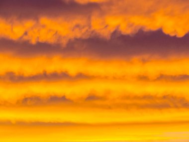 Dramatik bulutlar ve gökyüzü ile Idyllic Sunset Arkaplanı