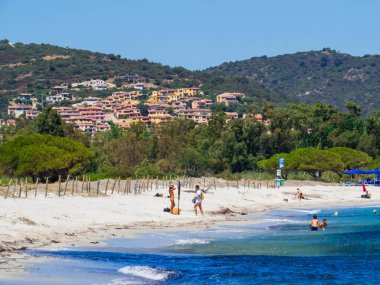 Budoni, İtalya - 2 Ağustos. 2023: Plajda kimliği belirsiz kişiler.