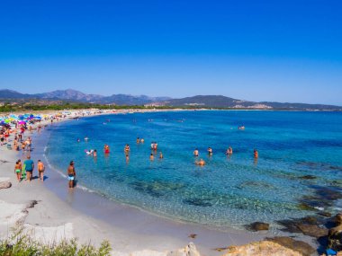 Budoni, İtalya - 2 Ağustos. 2023: Sant 'Anna Plajı' ndaki insanlar.