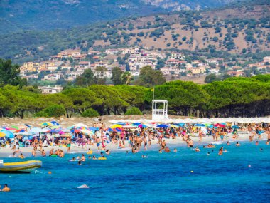 Budoni, İtalya - 2 Ağustos. 2023: Sant 'Anna Plajı' ndaki insanlar.