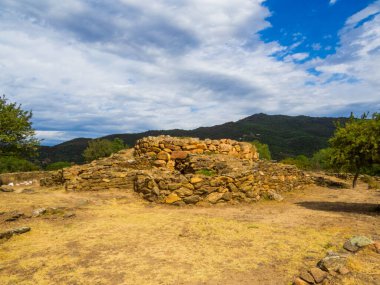 İtalya 'nın Sardinya kentindeki Nuoro ilindeki antik Nuraghe San Pietro harabelerinin manzarası