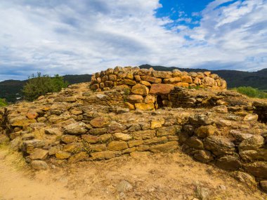 İtalya 'nın Sardinya kentindeki Nuoro ilindeki antik Nuraghe San Pietro harabelerinin manzarası