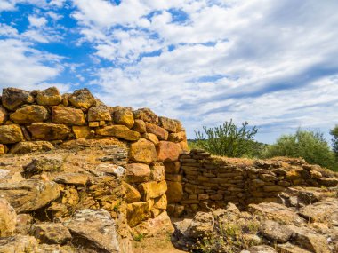 İtalya 'nın Sardinya kentindeki Nuoro ilindeki antik Nuraghe San Pietro harabelerinin manzarası