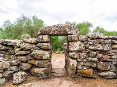 İtalya 'nın Sardinya kentindeki Nuoro ilindeki antik Nuragic Serra Orrios kompleksinin kalıntıları.