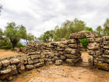 İtalya 'nın Sardinya kentindeki Nuoro ilindeki antik Nuragic Serra Orrios kompleksinin kalıntıları.