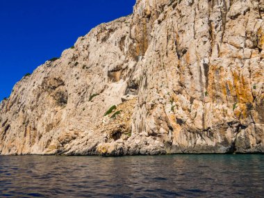 İtalya 'nın Sardinya kentindeki Tavolara Adası' nın kıyı şeridi manzarası