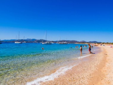 Tavolara, İtalya - 8 Ağustos 2023: Limanın yakınındaki Chinelli Sahili 'nde insanlar.