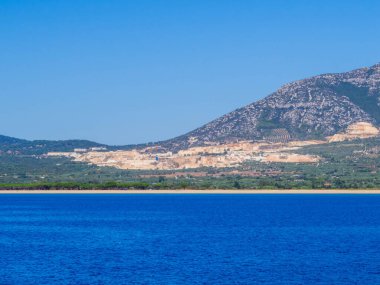 İtalya, Sardinya 'daki Orosei yakınlarındaki mermer ocağının manzarası.