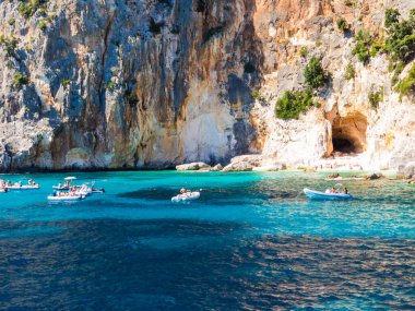 İtalya, Sardunya 'daki Orosei Körfezi' ndeki Venüs Gölleri (İtalyanca: Piscine di Venere) manzarası