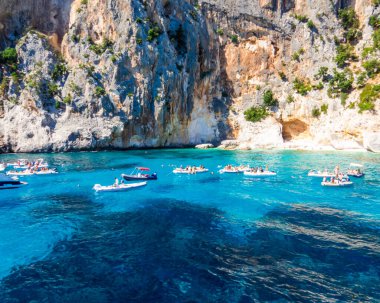 İtalya, Sardunya 'daki Orosei Körfezi' ndeki Venüs Gölleri (İtalyanca: Piscine di Venere) manzarası