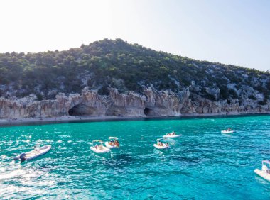 İtalya, Sardunya 'daki Orosei Körfezi' ndeki ünlü Cala Luna manzarası