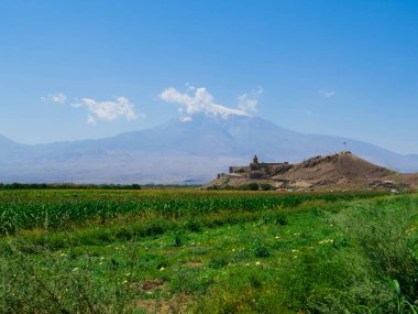 Ermenistan ile Türkiye arasındaki sınırdaki Ararat Dağı yakınlarındaki Khor Virap manastırının görüntüsü