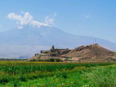 Ermenistan ile Türkiye arasındaki sınırdaki Ararat Dağı yakınlarındaki Khor Virap manastırının görüntüsü