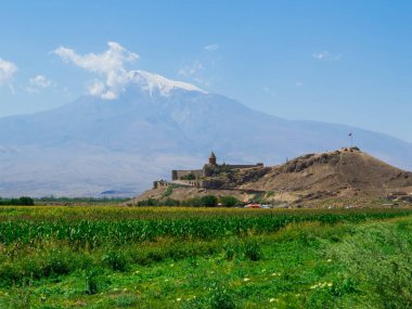 Ermenistan ile Türkiye arasındaki sınırdaki Ararat Dağı yakınlarındaki Khor Virap manastırının görüntüsü
