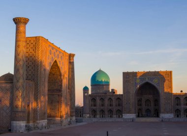 Semerkant, Özbekistan 'da, Registan Meydanı üzerinde gün doğumu