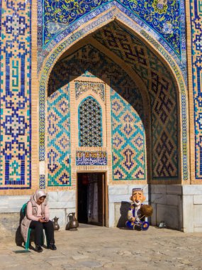 Semerkant, Özbekistan - 21 Ocak 2024: Registan Meydanı 'ndaki hediyelik eşya dükkanının önünde satıcı.