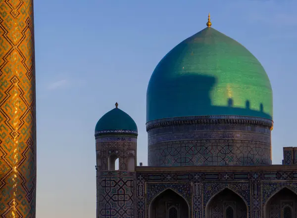 stock image Sunrise over Tilla-Kari Madrassah in Registan Square in Samarkand, Uzbekistan