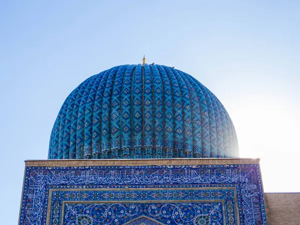 Amir Temur Anıtmezarı 'nın kubbesi görünüyor. Semerkand, Özbekistan