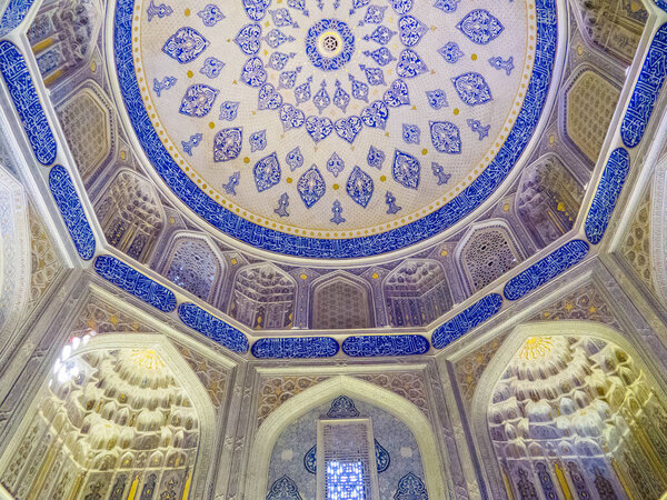 Вид на интерьер Шах-и-Зинда (английский перевод: Живой король). В Самарканде, Узбекистан