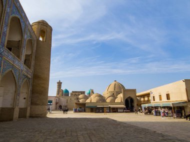 Buhara, Özbekistan - 23 Ocak 2024: Eski kentteki Toqi Zargaron manzarası.