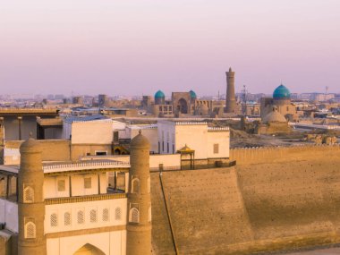 Arka planda eski kasaba olan Buhara Sandığı 'nın havadan görünüşü.