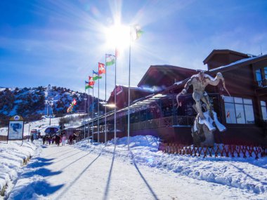 Chimgan, Özbekistan - 27 Ocak 2024: Chimgan Dağlarındaki Amirsoy Resort manzarası.