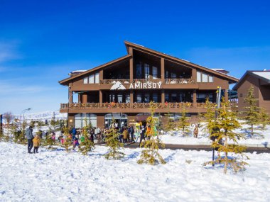 Chimgan, Özbekistan - 27 Ocak 2024: Chimgan Dağlarındaki Amirsoy Resort manzarası.