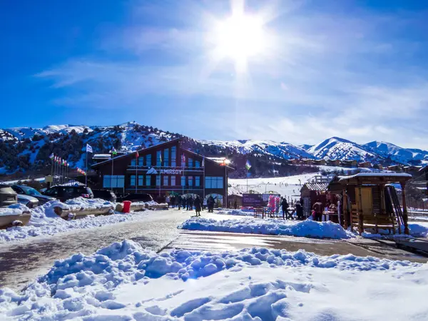 Chimgan, Özbekistan - 27 Ocak 2024: Chimgan Dağlarındaki Amirsoy Resort manzarası.