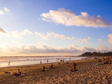 Nosara, Kosta Rika - 5 Şubat 2024: Guiones Plajı 'ndaki insanlar gün batımında.