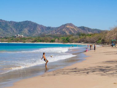 Tamarindo, Kosta Rika - 7 Şubat 2024: Playa Conchal 'daki İnsanlar.