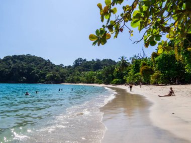 Quepos, Kosta Rika - 10 Şubat 2024: Manuel Antonio Ulusal Parkı 'ndaki Escondido Plajı' ndaki insanlar.