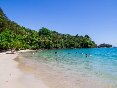 Quepos, Kosta Rika - 10 Şubat 2024: Manuel Antonio Ulusal Parkı 'ndaki Escondido Plajı' ndaki insanlar.