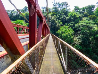 San Jose 'den Arenal Volkanı' na giden kırmızı köprünün manzarası.