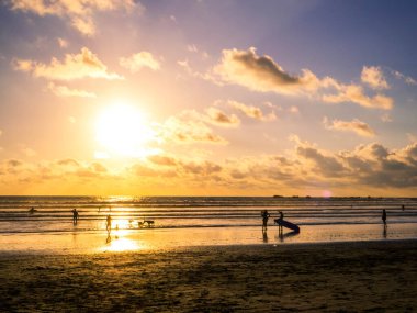 Guiones Sahili 'nde gün batımı, Guanacaste, Kosta Rika