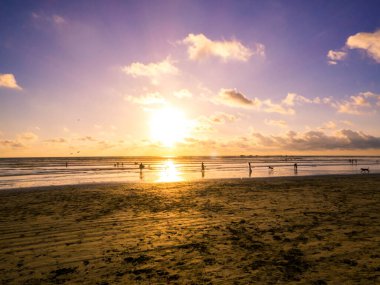 Guiones Sahili 'nde gün batımı, Guanacaste, Kosta Rika