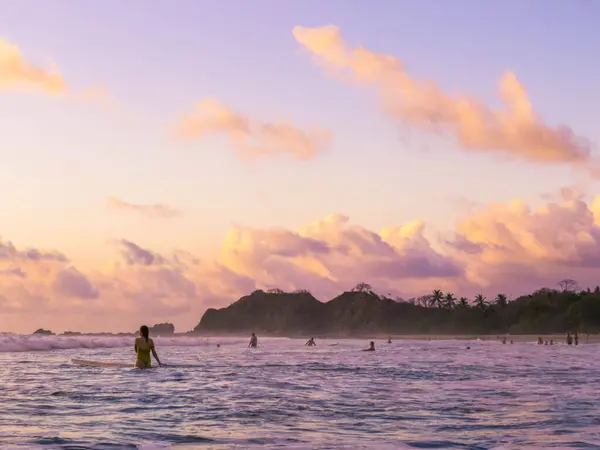 Guiones Sahili 'nde gün batımı, Guanacaste, Kosta Rika