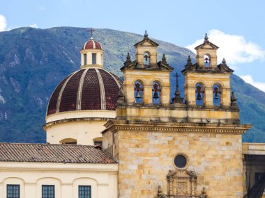 Bolivar Meydanı 'ndaki Bogota' nın Primatial Katedrali manzarası. Bogota, Kolombiya 'da