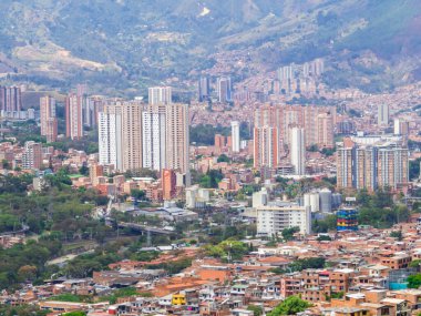 Medellin, Kolombiya 'daki Metrocable' den şehrin hava görüntüsü.