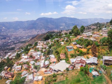 Medellin, Kolombiya 'daki Metrocable' den şehrin hava görüntüsü.