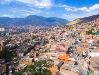 Medellin, Kolombiya 'daki Metrocable' den şehrin hava görüntüsü.