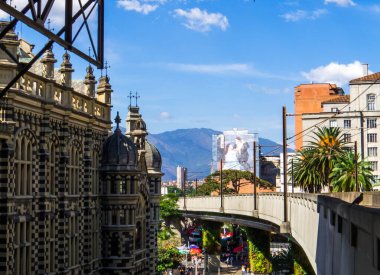 Medellin, Kolombiya 'daki Berrio metro istasyonundan Plaza Botero' nun görüntüsü
